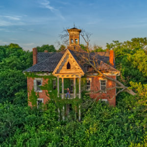 abandoned victorian mansion in ohio front