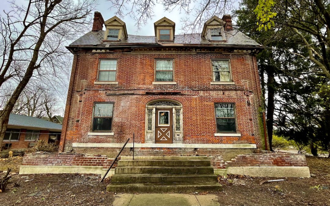 Exploring an Abandoned Colonial Revival House with Everything Inside