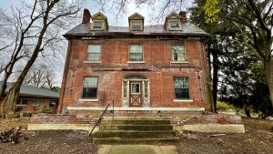 abandoned colonial revival house in ohio