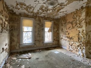 victorian style house flaking paint abandoned