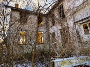 abandoned farmhouse rear ivy