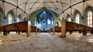 urbex-abandoned-church-pews