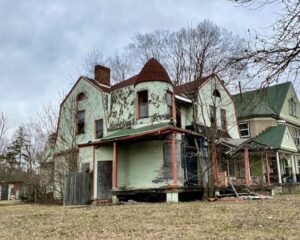 outside-abandoned-house-in-ohio-green