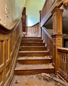 grand-victorian-staircase-woodwork