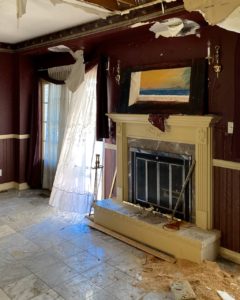 abandoned-mansion-living-room-painting