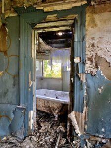 abandoned-mansion-victorian-clawfoot-tub
