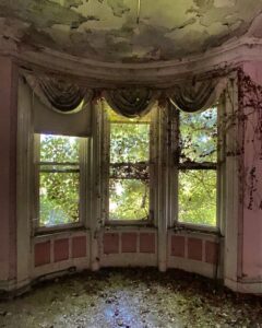 3-curved-windows-pink-white-victorian