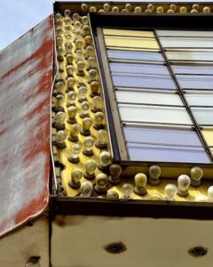vintage-theatre-sign-light-bulbs